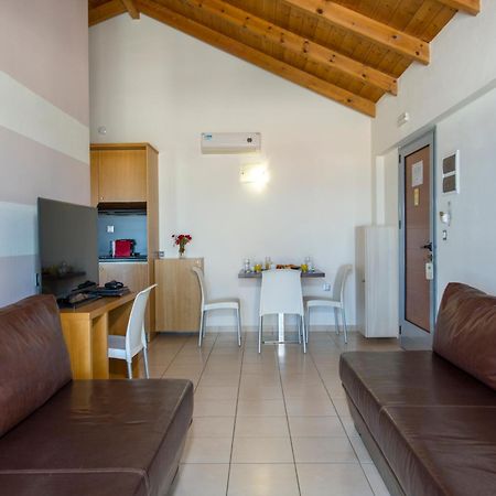 Isida Hotel Agia Marina Екстер'єр фото