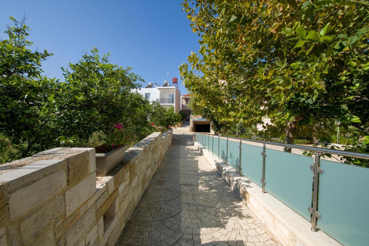 Isida Hotel Agia Marina Екстер'єр фото